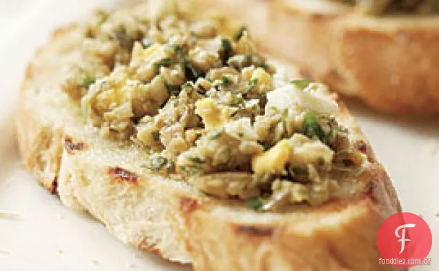 Bruschetta Com Tapenade Verde Rústico Da Azeitona