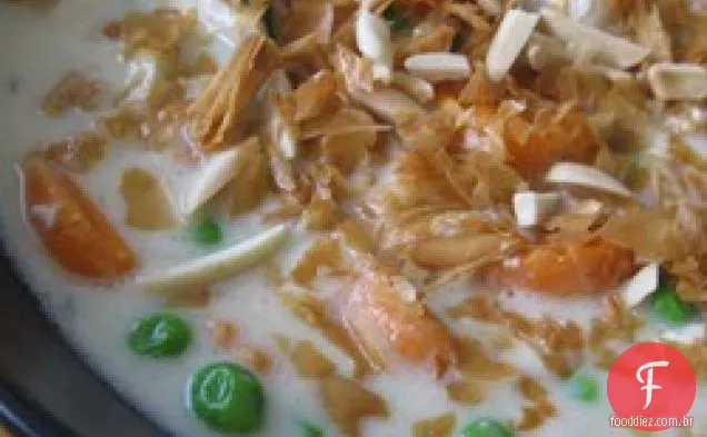 Sopa De Torta De Frango Com Amêndoas Torradas