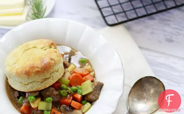 Dois carne de batata e Torta De Panela de legumes com crosta de biscoito de alecrim