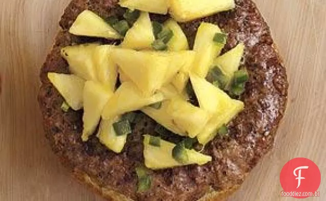 Hambúrgueres com abacaxi-jalapeno Salsa