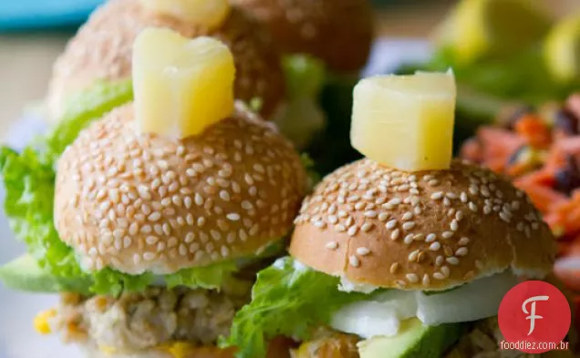 Cali Veggie Burger Sliders Com Cenoura Sunshine Slaw