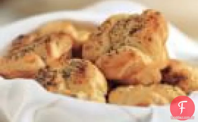 Rolos de folhas de trevo com sementes de papoula