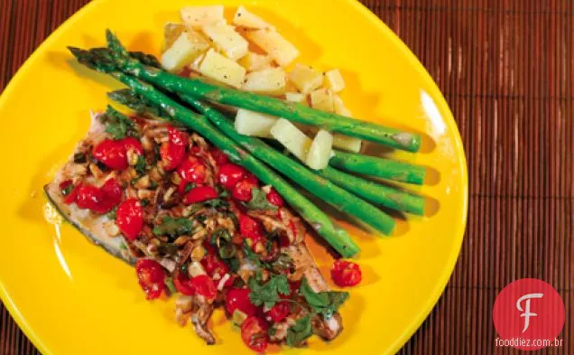 Truta Assada Com Cogumelos Shiitake E Tomates