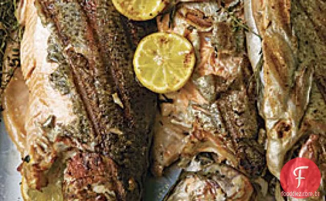 Truta de montanha grelhada por fumaça inteira
