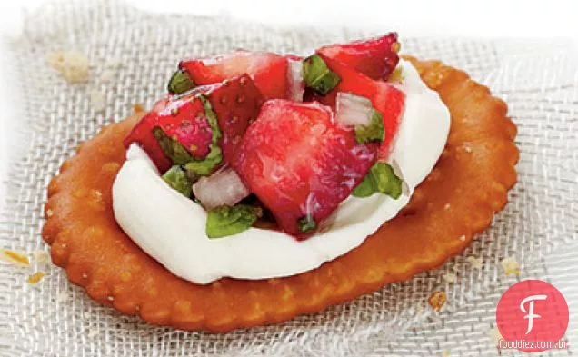 Morango Pretzel Crostini