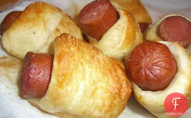 Dippers Do Cão Do Pretzel Com Mergulho Cheesy Do Pimentão
