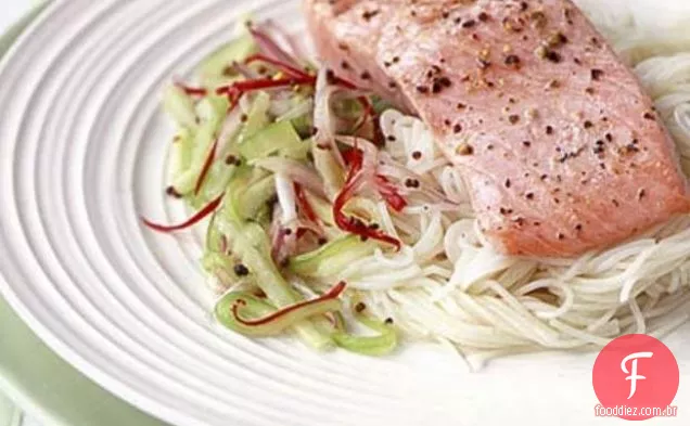 Truta Cozida No Vapor Com Pepino Em Conserva E Macarrão De Arroz