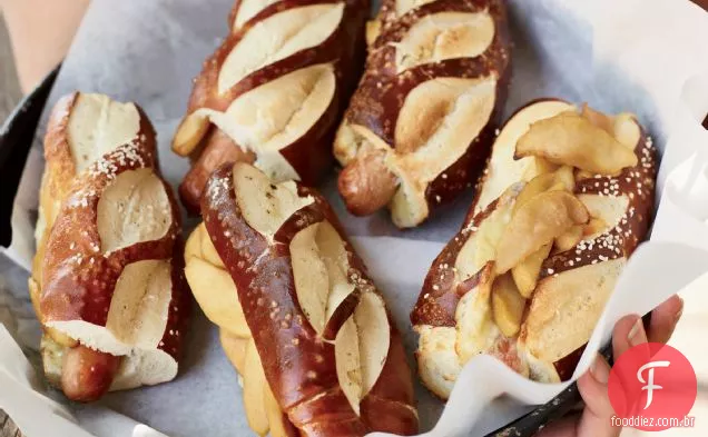 Cachorros-quentes com cheddar e maçãs salteadas
