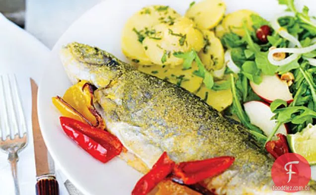 Truta frita com salmão defumado