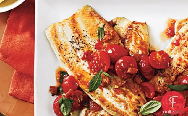 Truta frita com molho de manjericão de tomate
