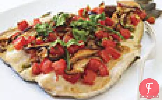 Truta assada com cogumelos Shiitake, tomates e gengibre