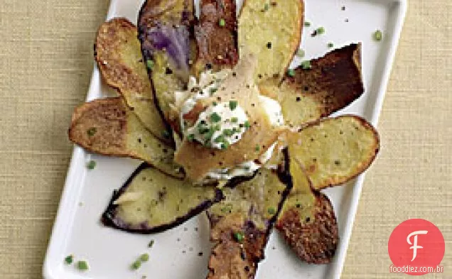 Galetas De Batata Com Dedo Com Cebolinha Crème Fraîche E Defumado