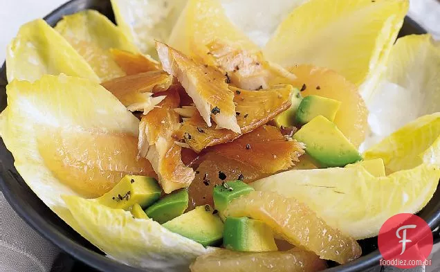 Salada Endive e toranja com truta defumada