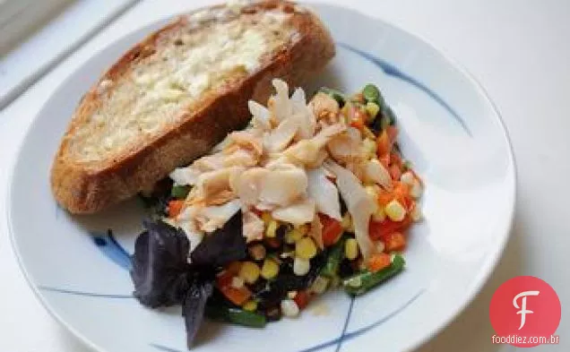 Salada de jantar de milho e truta defumada de Verão