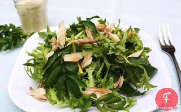 Salada de truta defumada com maçãs, erva-doce e molho cremoso de rábano