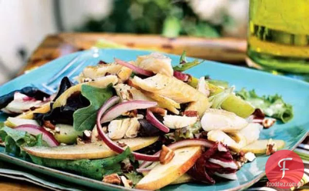 Salada de truta defumada com maçãs e nozes