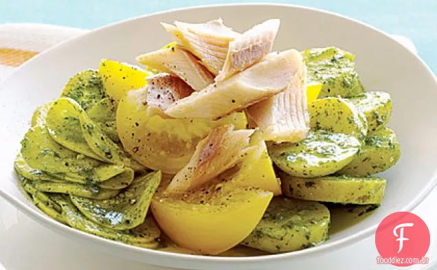 Truta defumada e salada vegetariana