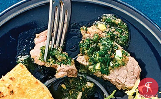 Peito escalfado de carne com Salsa Verde