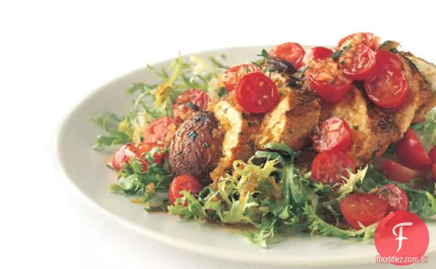 Frango salteado com vinagrete de tomate-açafrão em Frisée