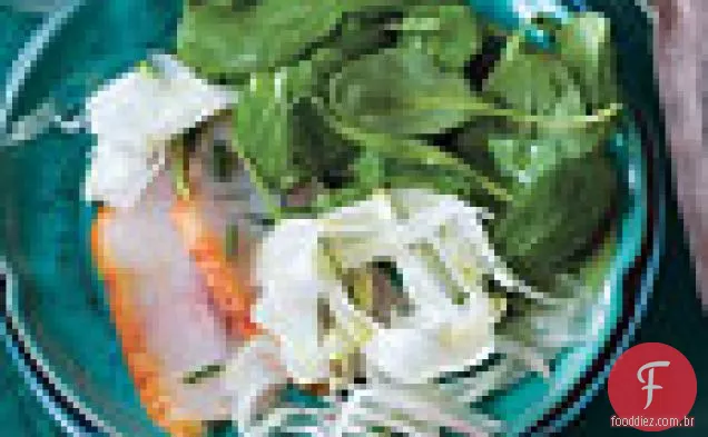 Peixe defumado com salada de erva-doce e rúcula