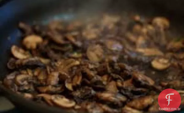 Peitos De Frango Com Molho De Sálvia Cogumelo