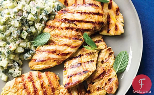 Frango com iogurte grelhado com salada de pepino