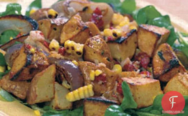 Salada Grelhada De Batata, Milho E Cebola Roxa Sobre Rúcula