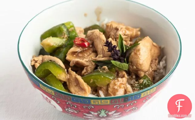 Frango com manjericão tailandês (Kai Kraphao)
