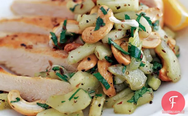 Peitos de frango salteados com salada de pepino
