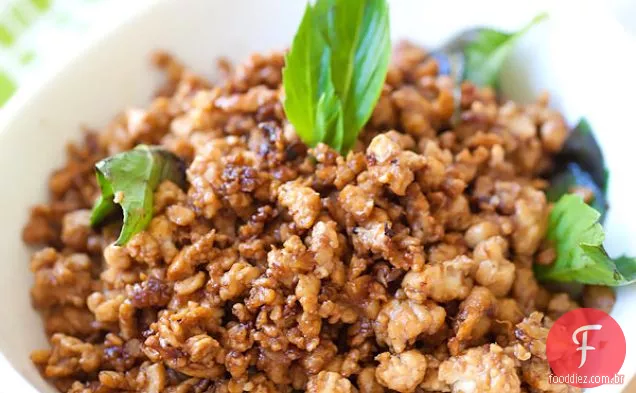 Receita de frango com manjericão tailandês (Gai Pad Krapow)