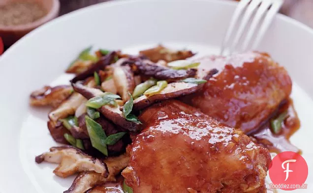 Coxas de frango marinadas com soja com cogumelos Shiitake