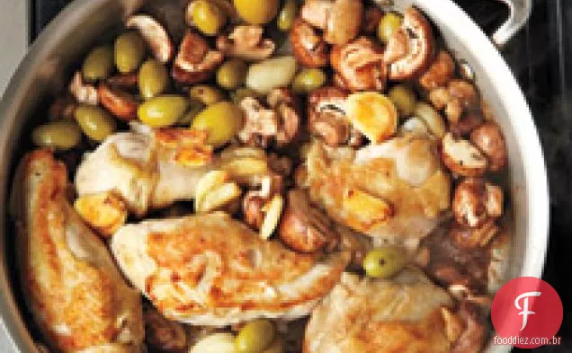 Frango assado com alho com azeitonas e cogumelos