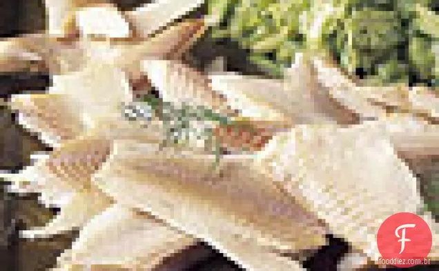 Salada de pepino-abacate com truta defumada