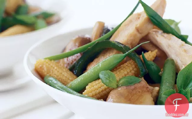 Frango tailandês com cogumelos, feijão verde e manjericão