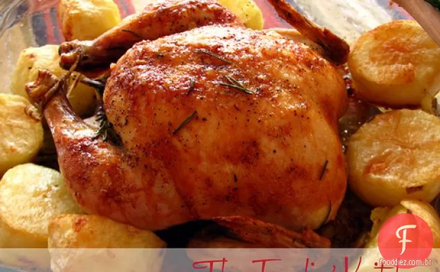 Frango de pele crocante com batatas de alecrim