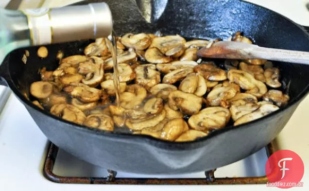 Frango Caramelizado Com Molho De Cogumelos E Pão De Ervas Grelhado