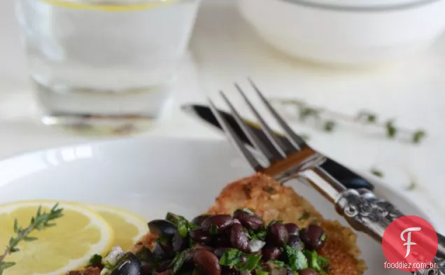 Frango com crosta de amêndoa com azeitona de limão e Sabor De Feijão Preto