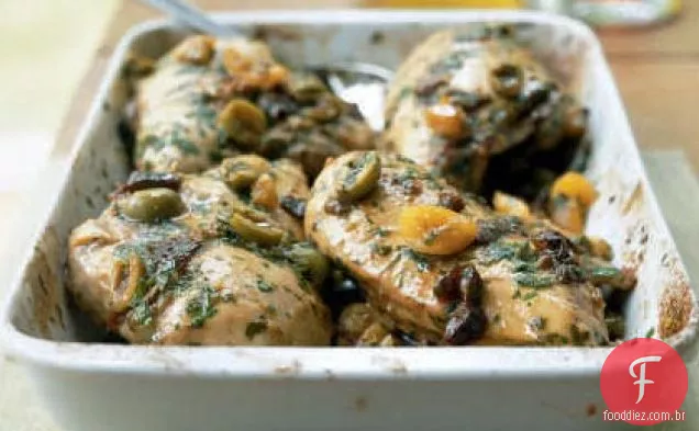 Frango com frutas e azeitonas