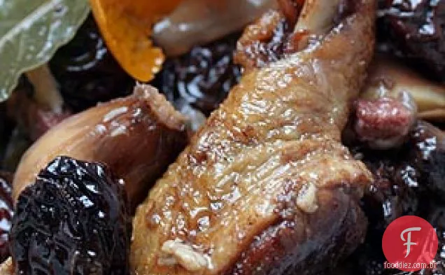 Pato Com Ameixas Secas Em Vinho Tinto