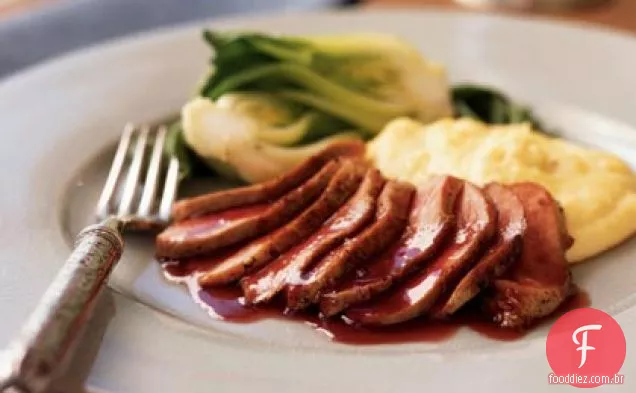 Peito de pato grelhado com molho de ruibarbo de gengibre