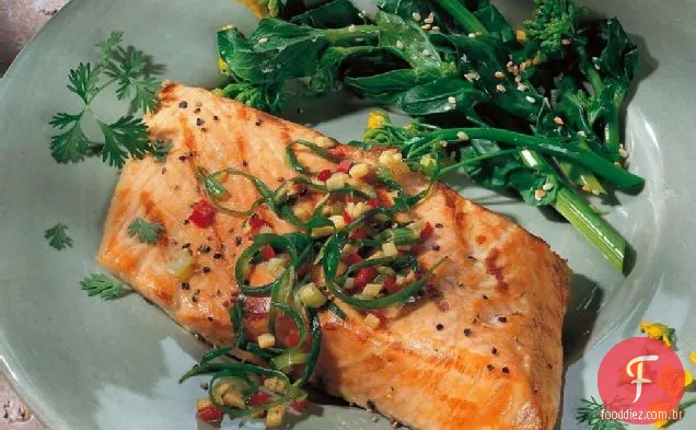 Salmão grelhado com gengibre e cebola verde sabor