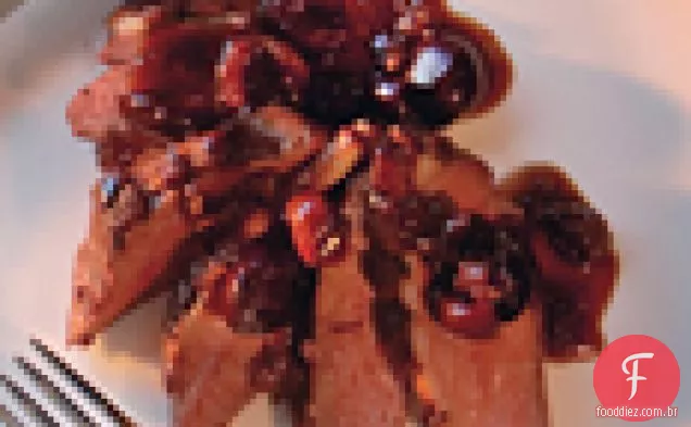 Peito de pato grelhado com cerejas e molho de porta