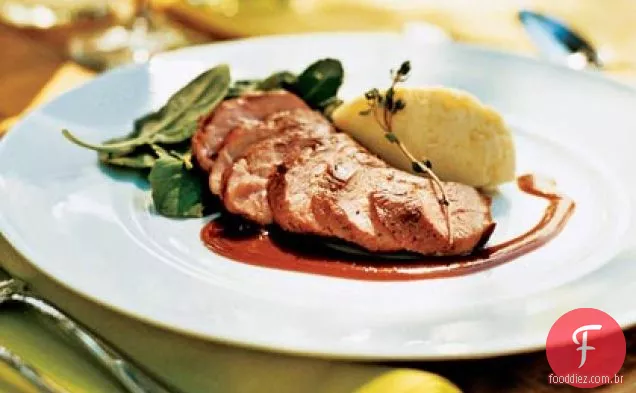 Peito de pato assado com tomilho e molho de Vinho Laranja