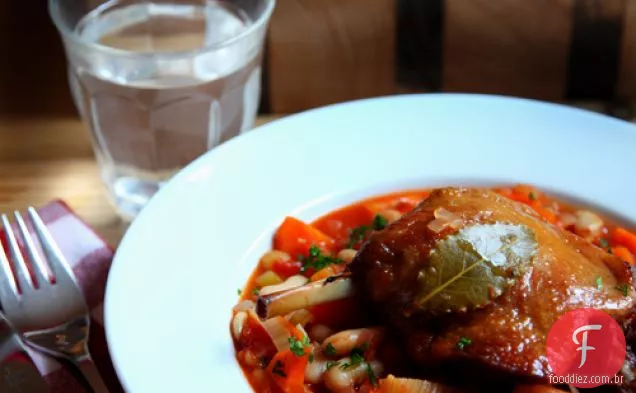 Confit De Pato E Um Saboroso Ensopado De Feijão
