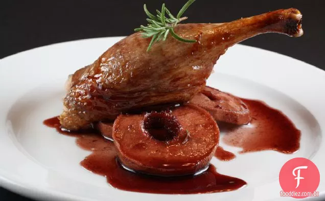 Pato assado inteiro com maçãs assadas com vinho tinto