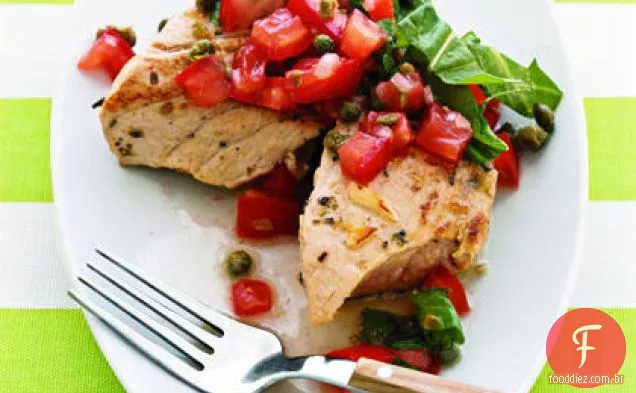 Atum grelhado com molho de tomate