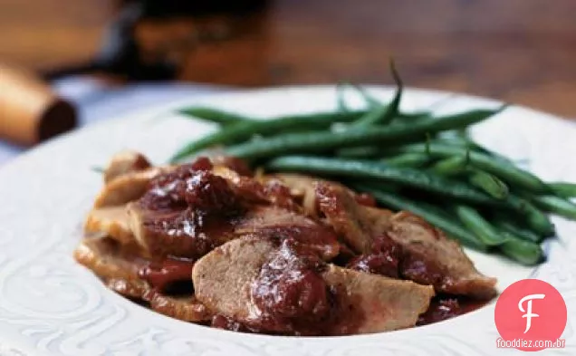 Peito de pato com molho de cereja e pimenta