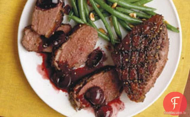 Peitos de pato com crosta de pimenta com molho de cereja