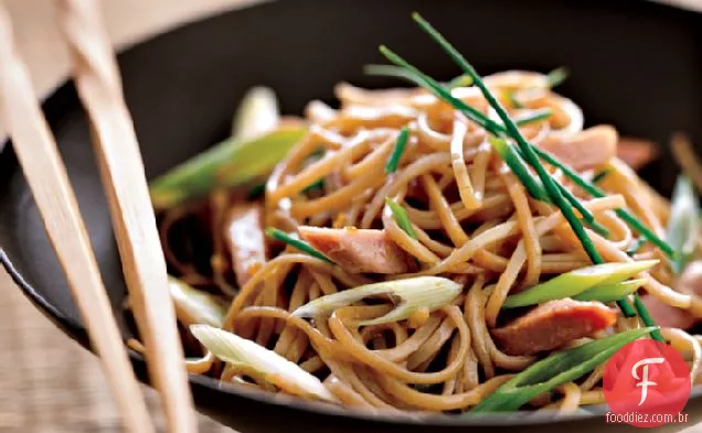 Soba Salada De Macarrão com pato defumado