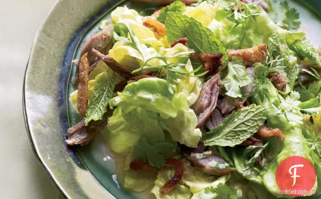Salada verde tailandesa com torresmos de Pato